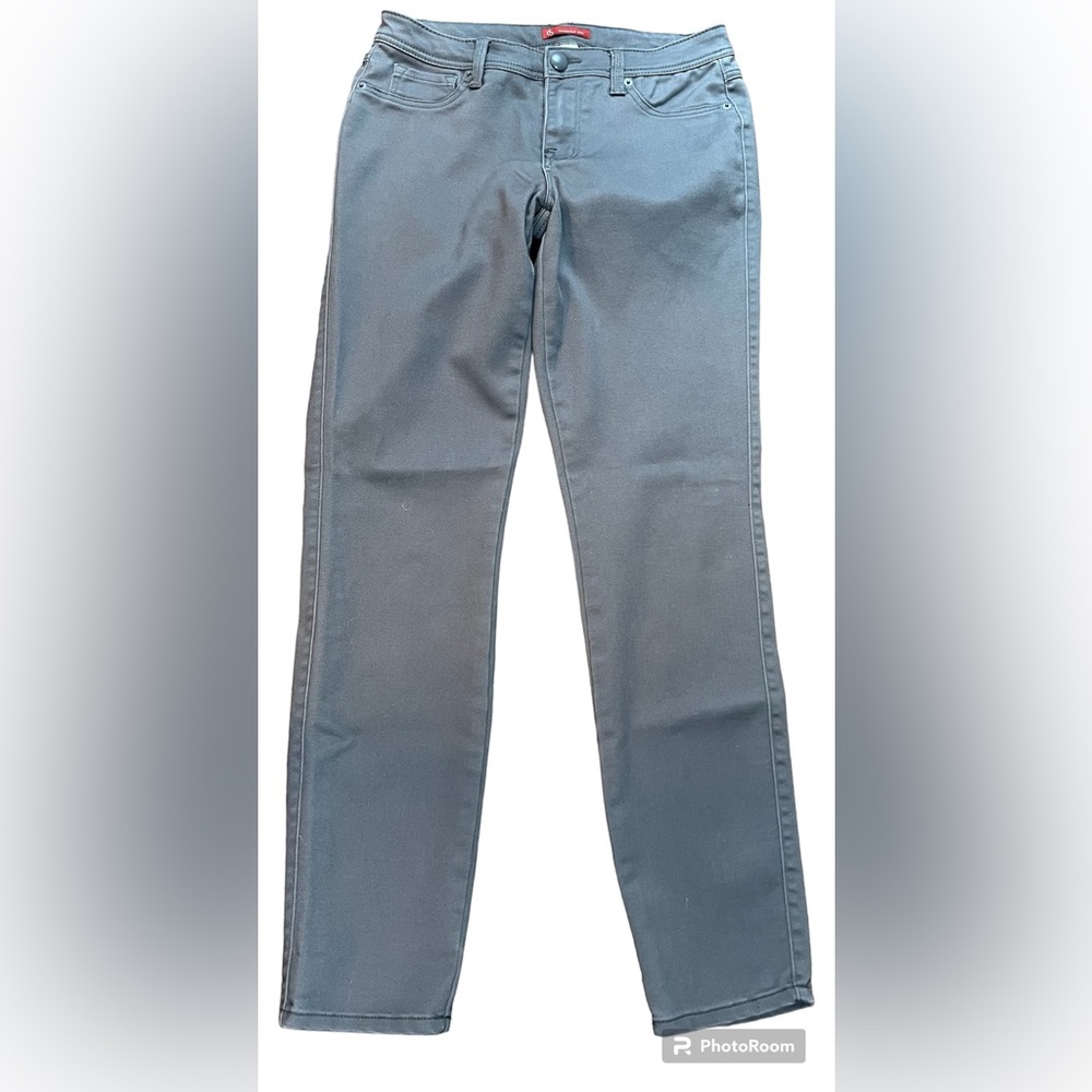 DB woman’s gray pants, size 6.